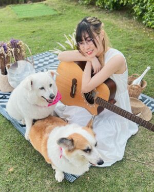 MindaRyn Instagram - みんなこんばんは！
オモーちゃんとパローちゃんとchillしたの！
みんなとも一緒にchillしたいな！

สวัสดีค่าาา พาน้องๆ มาแจกความฉดไฉฉฉ
กลับไทยรอบนี้มีเวลาไปเที่ยวชิลๆ กะครอบครัวแล้วก็น้องๆ ที่บ้านมาค่ะ! ชาร์จพลังเต็มที่~

Hello!! Hope you have a nice day!
I come visit my hometown and spend time chilling out with my Family! We went to Family Trip and took our dogs alone with us! It was super fun!