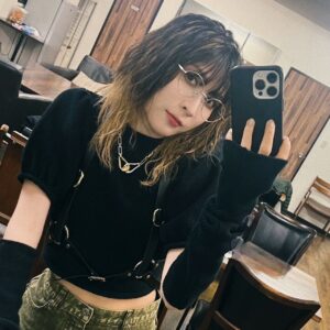MindaRyn Instagram - みんな「THIRD PARTY」のMV昨日公開されたんだけど、見た！？

撮影中にSACHIKOさん(@sachiko_tonaki )のメロディや小山さん(@Hisashi_Mac_Man )のアレンジで
ノリノリになっちゃって、練習より激しく動いたw

ゲームと一緒に楽しんでね！✨

—————————

ทุกคนดู MV “THIRD PARTY” กันรึยางงง เพิ่งปล่อยเมื่อวานเลยค่ะ!

เพลงมันส์ไปหน่อย ตอนถ่ายโยกเยอะกว่าตอนซ้อม ปวดไปหมดทั้งตัว555 แต่ผลลัพธ์ออกมาคุ้มค้ามากๆ! ขอบคุณเมโลดี้และเนื้อเพลงคูลๆ จากคุณ SACHIKO แล้วก็อเรนจ์สุดเทพจากคุณโคยามะเจ้าเดิมด้วยนะคะ!

ฝากแฟนเกมกันดั้มทุกคนด้วยน้าาา✨

—————————

Hey guys! The MV of my new song “THIRD PARTY” was released on my YouTube Channel! Have you checked it out!?

I was so hype with the melody and arrangement while shooting that I performed harder than I practiced! My body was so hurt but it worthy! Thanks for the cool Lyrics and Melodies from SACHIKO san(@who_is_sachiko ) and the fantastic arrangement from Koyama san(@koyamax_kmx )

Hope you enjoy it with the game!!🔥