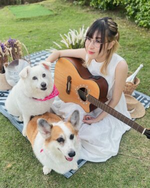 MindaRyn Instagram - みんなこんばんは！
オモーちゃんとパローちゃんとchillしたの！
みんなとも一緒にchillしたいな！

สวัสดีค่าาา พาน้องๆ มาแจกความฉดไฉฉฉ
กลับไทยรอบนี้มีเวลาไปเที่ยวชิลๆ กะครอบครัวแล้วก็น้องๆ ที่บ้านมาค่ะ! ชาร์จพลังเต็มที่~

Hello!! Hope you have a nice day!
I come visit my hometown and spend time chilling out with my Family! We went to Family Trip and took our dogs alone with us! It was super fun!