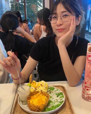 MindaRyn Instagram - กลับญี่ปุ่นมาแล้ววว
ทริปกลับไทยรอบนี้จุใจมาก ทั้งได้เจอทุกๆ คน
และทั้งเรื่องกินก็ด้วย!5555 

ฟินสุดก็ไอติมข้าวเหนียวมะม่วงสเวนเซ่น🥭
ที่ปีที่แล้วไม่ได้กินนี่แหละ
รอบนี้กลับมาเลยกินเข้าไปเหมือนเผื่อส่วนของปีก่อนด้วย

ถ้าถามว่ากินไปกี่รอบ ใน้วลาอาทิตย์กว่าๆ
ก็ประมาณนี้ค่ะ😂😂😂

เอ่าๆ ได้เวลาไปวิ่งงงงง🏃‍♀️🏃‍♀️🏃‍♀️

日本に戻った〜
今回は遊ぶ時間もできたので楽しかった〜
タイでもみんなも会えて、食べたいものもいっぱい食べられて幸せだった！

特にこれ！去年食べられなかった SwensenSのマンゴースティッキーライスアイス！🥭🍨
1週間ちょっとタイにいたんだけ、スマホで写真をチェックしてみて7回まで食べちゃったって自分も気づいてびっくりした！😂
走らないとだーー🏃‍♀️🏃‍♀️