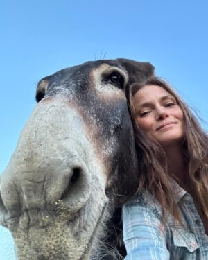 Mini Anden Instagram - Horsing around 🐴 #love #happyplace #onthefarm