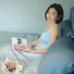Mini Chao Instagram - 平常我喜歡在床上慵懶地看書，放空心情💛 床這件事情對我來說非常的重要❗️除了要有好的床墊之外，床單的材質也很重要，我跟寢具接觸的時間也特別長，在體驗許多材質之後，才發現天絲能讓我享受裸睡的自由感，就像是親近大自然一般，無拘無束，可以完全放鬆~ 黑寶和錢錢也是超懂享受超級喜歡的💕天絲材質是我第一個選擇～接觸皮膚的輕滑感沒有任何的厚重，很適合生活壓力大或者是不容易睡眠、想要徹底放鬆的朋友們來感受🥰🥰🥰 最近換上了「安庭家居」的60支天絲100%萊賽爾纖維寢具，有多好睡呢？ 天絲萊賽爾纖維具有卓越的濕氣調節能力，讓每一次的睡眠都舒適乾爽，而且天絲最吸引人的特點是細膩柔滑，如果你想感受超越擁抱的親膚感，真的推薦來體驗天絲帶來的裸睡感✨ 更令人驚喜的是，安庭家居以素色寢具為主軸，提供豐富的顏色選擇🎨 床包、被套、枕套等都能分開挑選，簡單來說，有上萬種色彩組合可以自由搭配， 每種顏色均對應一個Pantone色號，使臥室裝潢搭配更為輕鬆方便🫶 60支天絲更是擁有市面上最多的51種顏色， 其中包括經典色系、超人氣奶茶色系、莫蘭迪色系等。 不擅長搭配也沒關係，官網超貼心的推出了搭配建議和雙色配，也提供「 線上床寢配色師 」諮詢服務~ 另外大家很在意的，畢竟是每天貼身接觸的生活用品~~~安庭家居天絲產品皆有奧地利蘭精公司的雙向聯名吊卡及通過SGS認證，睡起來更安心~ 如果你喜歡睡眠儀式感，想找尋更好的睡眠，「AnD HOUSE 安庭家居」會是你的最佳選擇💗 睡眠是每天都要面對的狀態與問題，為了讓每個朋友都能迅速享受到優質睡眠💤 他們提供快速出貨，也能用宅配跟超取收貨📦 是不是超級棒的阿😍👍 現在到 『 素色寢具第一品牌 AnD HOUSE 安庭家居 』，搭配自己喜歡的床包配色吧~ https://andbed.tw/素色寢具自由搭配 💌官網限定米可白粉絲專屬信息： • 3/13~3/27好朋友抽獎囉🎁 在此貼文下@一位好友並留言你喜歡的顏色，就有機會獲得以下獎項 60支天絲自由搭配寢具共1組 40支天絲四季薄被共10入 • 3/13~3/20特別滿額禮💝 限定時間內滿499元並輸入折扣碼【米可白好朋友】 送200織純棉衛生紙掛袋1入(數量有限，送完即止)