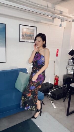 Mini Chao Instagram - 今天當氣質小姐姐～❤️
眼睛受傷腫腫 眼下點一個痣
模糊焦點～我愛我的平肩🤔️🤔️🤔️

淘寶洋裝 #1500元
#追分成功 #台視