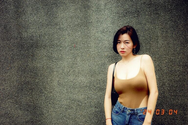 Mini Chao Instagram - 最近該出門拍照了 我喜歡用照片說故事 #懷舊風 #港片