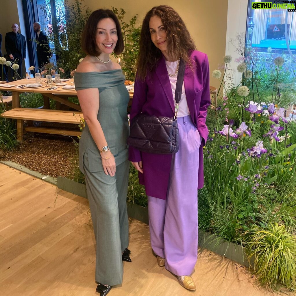 Minnie Driver Instagram - I always try to match the #irises Especially when my lovely @zoedegivenchy is the winner of the ‘Chelsea In Bloom’ award at #thechelseaflowershow 🥇you can see her wildflower meadow at @theconranshopofficial in Sloane Square ( London. Sorry 🇺🇸) 🌸🌼🌷