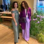 Minnie Driver Instagram – I always try to match the #irises Especially when my lovely @zoedegivenchy is the winner of the ‘Chelsea In Bloom’ award at #thechelseaflowershow 🥇you can see her wildflower meadow at @theconranshopofficial in Sloane Square ( London. Sorry 🇺🇸) 🌸🌼🌷