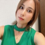 Minori Inudo Instagram - 最近はグリーンばっかり選んでる🟢 なんか髪の長さが微妙な長さだから髪型迷う、 結果１つで結んじゃうんだけどたまにハーフアップ🌼