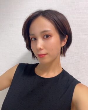 Minori Inudo Instagram - 自撮り久しぶりで
どんな表情していいかわからなくなる。笑
.
.
今日も暑かったねぇ🌻
全然夏🥹全然いいけど☺️
帰ってきて汗だくで速攻お風呂入ったよ🛀

#まだまだ夏
#自撮り #ショート
#ショートヘア #ママ