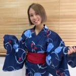 Minori Inudo Instagram - 今日は夏祭りへ🍉 夏休み満喫してます🌻 今回は浴衣、ネイビーにしてみました！どうだろ？？🌸 いつも白とか水色とか選んじゃうんだけど今回はこの色☺️ 一枚目、 帰ってきて家で撮ったけど なんか腕出ちゃってる📷笑 浴衣で抱っこって結構鬼だね🤣 #夏祭り #夏休み #浴衣 #ネイビー #ショートカット #ショートボブ