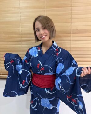 Minori Inudo Instagram - 今日は夏祭りへ🍉
夏休み満喫してます🌻
今回は浴衣、ネイビーにしてみました！どうだろ？？🌸
いつも白とか水色とか選んじゃうんだけど今回はこの色☺️

一枚目、
帰ってきて家で撮ったけど
なんか腕出ちゃってる📷笑
浴衣で抱っこって結構鬼だね🤣

#夏祭り #夏休み #浴衣
#ネイビー #ショートカット 
#ショートボブ
