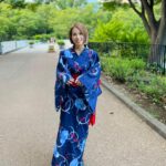 Minori Inudo Instagram - 今日は夏祭りへ🍉 夏休み満喫してます🌻 今回は浴衣、ネイビーにしてみました！どうだろ？？🌸 いつも白とか水色とか選んじゃうんだけど今回はこの色☺️ 一枚目、 帰ってきて家で撮ったけど なんか腕出ちゃってる📷笑 浴衣で抱っこって結構鬼だね🤣 #夏祭り #夏休み #浴衣 #ネイビー #ショートカット #ショートボブ