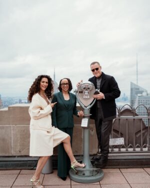 Miranda Rae Mayo Instagram - the Windy City crew takes on the Big Apple! 🏙️

📸: @rockefellercenter