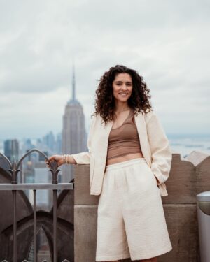 Miranda Rae Mayo Instagram - the Windy City crew takes on the Big Apple! 🏙️

📸: @rockefellercenter