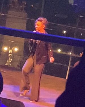 Mireille Enos Instagram - AMC threw the BEST party last night for the AMC Upfronts. Performances by the incredible Gladys Knight, Wyclef Jean and MC Lyte DJ-ing the after party. Previews of the Walking Dead Universe, Anne Rice Universe and Growing Up HipHop. Plus enormous pics of Bob Odenkirk’s cute face.. 😁 @amc_tv @amcplus  @tongayichirisa @therealbobodenkirk #LuckyHank @jeanannwilliams @gitabass @cnaselli