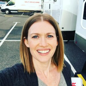 Mireille Enos Instagram - It’s a wrap! @joelkinnaman @esme_creedmiles #Hanna #amazonprime