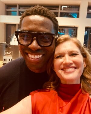 Mireille Enos Instagram - AMC threw the BEST party last night for the AMC Upfronts. Performances by the incredible Gladys Knight, Wyclef Jean and MC Lyte DJ-ing the after party. Previews of the Walking Dead Universe, Anne Rice Universe and Growing Up HipHop. Plus enormous pics of Bob Odenkirk’s cute face.. 😁 @amc_tv @amcplus  @tongayichirisa @therealbobodenkirk #LuckyHank @jeanannwilliams @gitabass @cnaselli