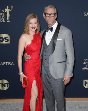 Mireille Enos Instagram - SAG AWARDS with my Alan Ruck! They Won! Congrats Succession Ensemble ❤️ And thank you beauty dream team @highheelprncess @davestanwell @fionastiles