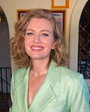 Mireille Enos Instagram - Happy St. Patrick’s Day! (2 days to #LuckyHank !) @jeanannwilliams @allanface @matthewholmanhair for #ktla #AMC_TV #AMCPlus #March19