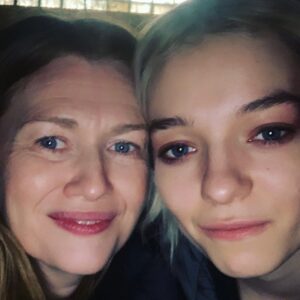 Mireille Enos Instagram - It’s the two of us against the world 💗💗💗@esme_creedmiles #hannaseason3