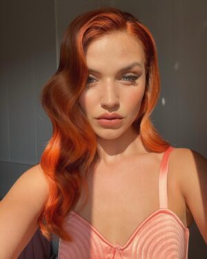 Mirela Balić Instagram - Díganle adiós a la Chloe-JessicaRabbit-era. Se vienen cositas… !! 🥶🥶🥶🎬🎬🎥☘️✂️🥵💘🌊☺️