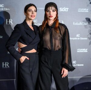 Mirela Balić Instagram - En la vida real nos queremos hasta más y mejor que Carmen y Chloe. 💘 @maribelverdu 
 
De la noche en la que premiaron a la mami en los premios @yodona al poder femenino. Yo ya tengo el mío y es habernos conocido. ✨

Mis parteners siempre a mi lado @houseoflukemartin y @sofia.camarenaa 
Thanks to @yslbeauty 🖤