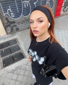 Mirela Balić Instagram - Rodando y queriendo a mi gente 🖤🎬💭 Gracias por la enorme y tan bonita acogida que está teniendo @elitenetflix 🍀 blessed 🙏