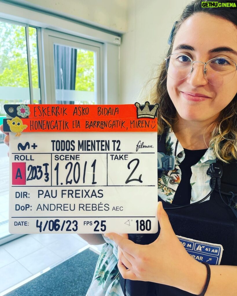 Miren Ibarguren Instagram - Ayer terminé de rodar la Segunda temporada de TODOS MIENTEN del gran @paufreixas7 . Ha sido una experiencia espléndida porque todo el equipo ha sido de diez. Os quiero mazo. Gracias a tod@s. Y gracias Nadia por una claqueta final en euskera que me hizo casi llorar. 🙏🏼🙌🏻🤍