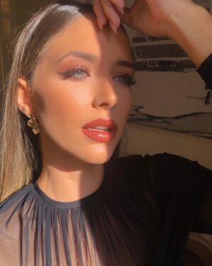 Mireya Bravo Instagram - Vive, no sé cuantas mañanas nos quedan⚡️

#MireyaBravo #work #sing #redcarpet