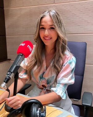 Mireya Bravo Instagram - Promo ‘Solo Respira’

@airmusicspain 

#MireyaBravo #solorespira #singer #music #style #sing