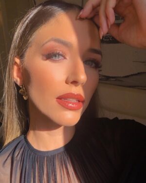 Mireya Bravo Instagram - Vive, no sé cuantas mañanas nos quedan⚡️

#MireyaBravo #work #sing #redcarpet