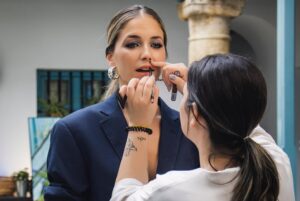 Mireya Bravo Instagram - Os dejo algunas fotitos del making of.
En estos días os dejaré el vídeo🫶🏼

@airmusicspain 

#MireyaBravo #work #solorespira #sing #style #music