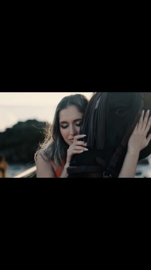 Mireya Bravo Instagram - Aquí os dejo un trocito más de ‘Indestructible’
Este viernes ya será vuestra.
¡Qué ganas tengo que llegue el día!

3.02.23

@airmusicspain 

_________

Diseñador: @kelvis_casillas 
Estilista: @_antmoreno_ 
Videoclip: @airfilms.media 
Caballo: @caballocaramelo 

#MireyaBravo #indestructible #work #singer #music
