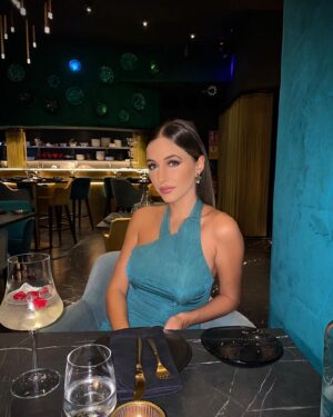 Mireya Bravo Instagram - Porque florecer, exige también pasar por todas las estaciones🌹

#MireyaBravo #style #music #sing #photo