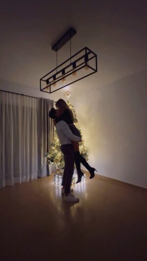 Mireya Bravo Instagram - Navidad y todo contigo.
Eres el mejor regalo del mundo✨♥️
 

#MireyaBravo #christmas #goals #couple #boyfriend #love #couplelove #lifestyle #blogger #home #navidad