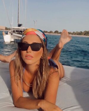 Mireya Bravo Instagram - Soy de mar y sol de noche de verano…

Soy de primeras veces, de vivirme en cada una de ellas…

Soy de amor a primera risa…

Soy de luchar por lo que me hace bien…

Soy de brindar con los míos mirando el atardecer…

Soy de ahora porque mañana quién sabe…

Soy de ir a la playa de noche, tumbarme en la arena y mirar el cielo…

Soy de quien me apetece quedarme cinco minutos más…

Soy de disfrutar de las pequeñas cosas, de lo sencillo…

Soy de llenarme de ganas y hacerlo posible…

#MireyaBravo #formentera #life #summer #ibiza