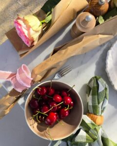 Miriam Giovanelli Instagram - Resumen de unos días chulísimos 🥲 1. 🍒🤤 2. Je suis a gustito. 3. Bonnieux, mon cheri. 4. 
