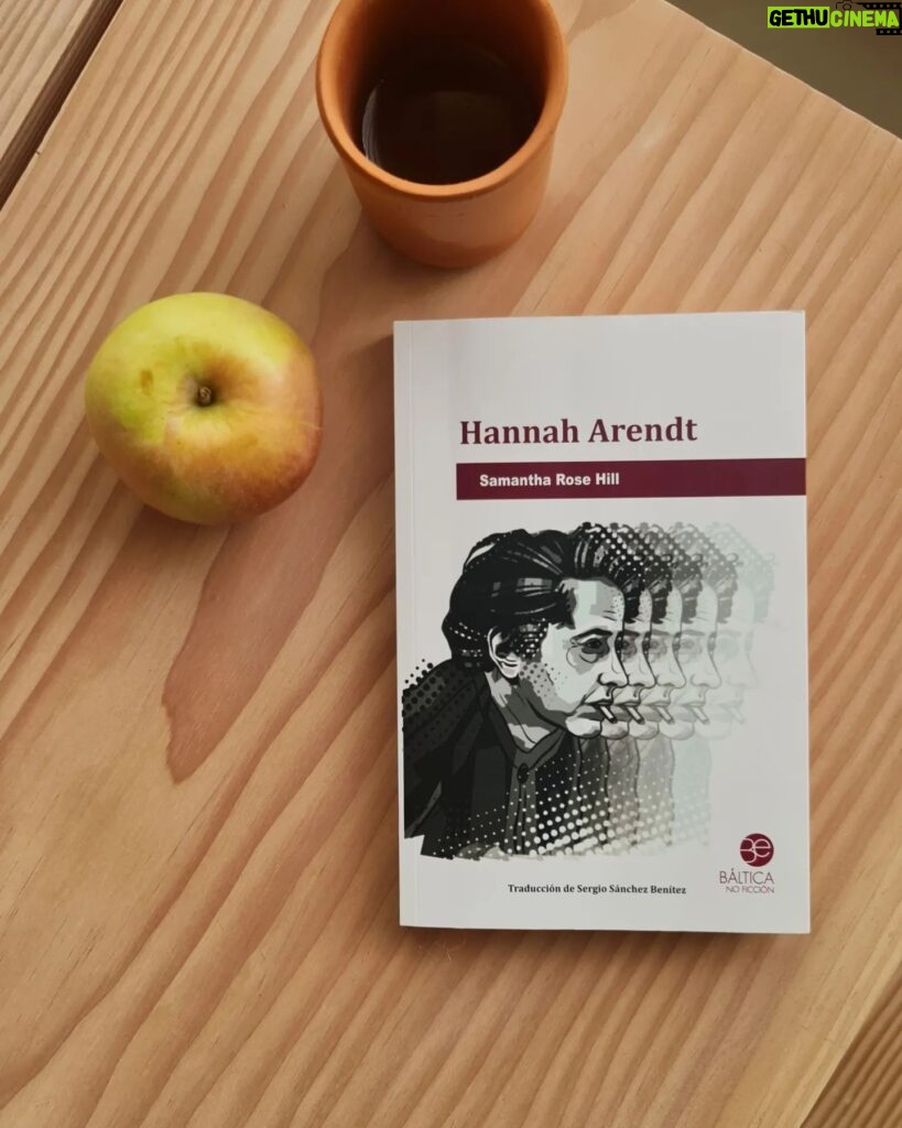 Miriam Giovanelli Instagram - Últimamente, además de comer manzanas, me he adentrado en la biografía de Hannah Arendt escrita por Samantha Rose Hill, que ofrece un buen panorama tanto de las circunstancias sociopolíticas de la filósofa como de sus nexos intelectuales con figuras como Kant, Husserl, Heidegger y Jaspers. Apta tanto para aquellos familiarizados con la obra de Arendt como para principiantes. También, he tenido la oportunidad de leer "La invención del sonido", lo último de Chuck Palahniuk, donde reflexiona sobre la mercantilización del sufrimiento y el poder del arte. Me he unido al canal "Del Campo a la Mesa" y he incursionado en el mundo de la compra directa a productores, concretamente a estos: @molnar_fruits @cooperativa_frusana @aguacatescereto @naranjasdaniel Aprovecho para agradecer la cantidad de info relacionada con este tema que me proporcionasteis. La última foto me la sacó mi amichi @iriavalinho_ recién salidas de @petra_mora, una tiendita gourmet en el barrio madrileño de Salesas con productos de pequeños productores de la geografía española. Seguiré compartiendo mis descubrimientos en este campo. Feliz semana 🌹