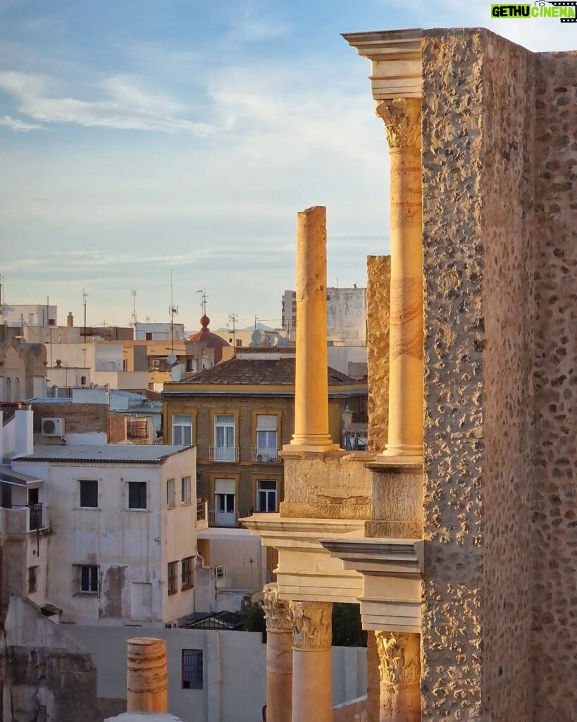 Miriam Giovanelli Instagram - Qué regalo que empezáramos el año visitando el Teatro Romano de Cartagena 🥲 1. Construido entre los años V y I a.C. y en uso hasta el siglo III, fue descubierto por un arqueólogo de la Universidad de Murcia, Sebastián Ramallo Asensio, en 1988. 2. Unas personas majísimas. La intervención de Rafael Moneo, mediante un paso subterráneo que alberga el Museo y conecta de manera estratégica con el teatro realzando su monumentalidad, es de lágrima en el ojo. Feliz vuelta al cole 🌹