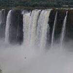 Miriam Giovanelli Instagram - 275 saltos, entre los que se encuentra una de las siete maravillas naturales del mundo: la Garganta del Diablo. El Parque Nacional de Iguazú me ha dejado sin respiración. Declarado Patrimonio de la Humanidad en 1984, alberga en su interior un único alojamiento construido durante la década de los 70: el @granmeliaiguazu, reinaugurado recientemente, que cuenta con acceso directo a los senderos y a una de las paradas del tren ecológico que recorre el camino hasta la garganta desde la entrada principal. Mención especial merece la labor del parque para la recuperación y preservación de esta joya de la naturaleza, y la reproducción de especies, sin contacto humano, en peligro de extinción. Mi recomendación: no dejéis de hacer la excursión náutica "La Gran Aventura" de @iguazu.jungle, proporciona un punto de vista distinto de los saltos y además te lo pasas pipa. Gracias @chicaelectricaa, además de tener la mejor cuenta para saber dónde zampar en Argentina, eres una guía y compañera de viaje excepcional ¡qué suerte la mía!. Aprovecho para compartir también por aquí las cuentas "visit" que tienen info valiosísima sobre lo que hacer y cómo hacerlo en los destinos a conocer. @visitargentina @visit_iguazu