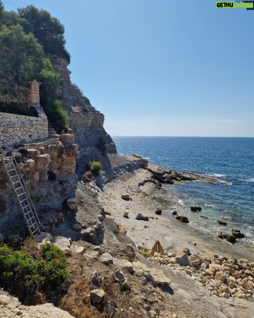 Miriam Giovanelli Instagram - Estos días 🫀 Bajando la escalera, el Mediterráneo. La descripción más precisa y completa de Cher es, sin lugar a dudas, "Cher". No hay mal que cien años dure, ni pena que el chocolate no cure. "Mira a esa chica" de Cristina Araújo Gámir. Te quiero mogollón como la sandía al melón. Sonriendo internamente. Joyas conservadas. La brisa de su niñez danza en las rocas de tus playas.