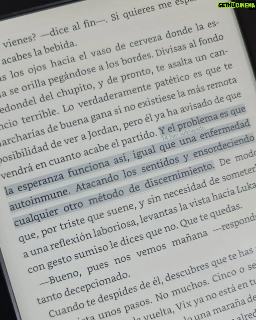 Miriam Giovanelli Instagram - Estos días 🫀 Bajando la escalera, el Mediterráneo. La descripción más precisa y completa de Cher es, sin lugar a dudas, "Cher". No hay mal que cien años dure, ni pena que el chocolate no cure. "Mira a esa chica" de Cristina Araújo Gámir. Te quiero mogollón como la sandía al melón. Sonriendo internamente. Joyas conservadas. La brisa de su niñez danza en las rocas de tus playas.