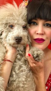 Miriam Lanzoni Instagram - Como poner en palabras este dolor. 💔 Juré que este día no llegaría, x esas cosas que tiene la Magia pensé que nunca te ibas a ir mi compañero. MI CHOCO MI VIDA Y la teoría dice que estas, y si, así es, xq vas a vivir por siempre en mi corazón. Pero la tristeza que siento x tu partida física mi Choquito.. es inexplicable, es ácido que me está quemando. Me vas a hacer mucha falta, mucha… si entendías todo, si tres lengüetazos tuyos lo curaban todo. Con decirte que anoche, que fue la primera noche sin vos, no pude volver a dormir a la cama que compartíamos mi viejito.. 18 años de puro amor, respeto, grandeza, honestidad, lealtad, de acompañarnos. Te amo y te voy a amar siempre. Cuanto aprendí de vos! Y se que estuve a la altura de un ser como vos, REY Gracias x llegar a mi vida y colmarla de Magia buena. Gracias x ser mi hijo. Gracias x ser tan incondicional. Gracias CHOCO Se que fuiste tan feliz como yo, lo sé. Y fuiste libre mi amor. Ahora hay una estrella con rulitos 😍