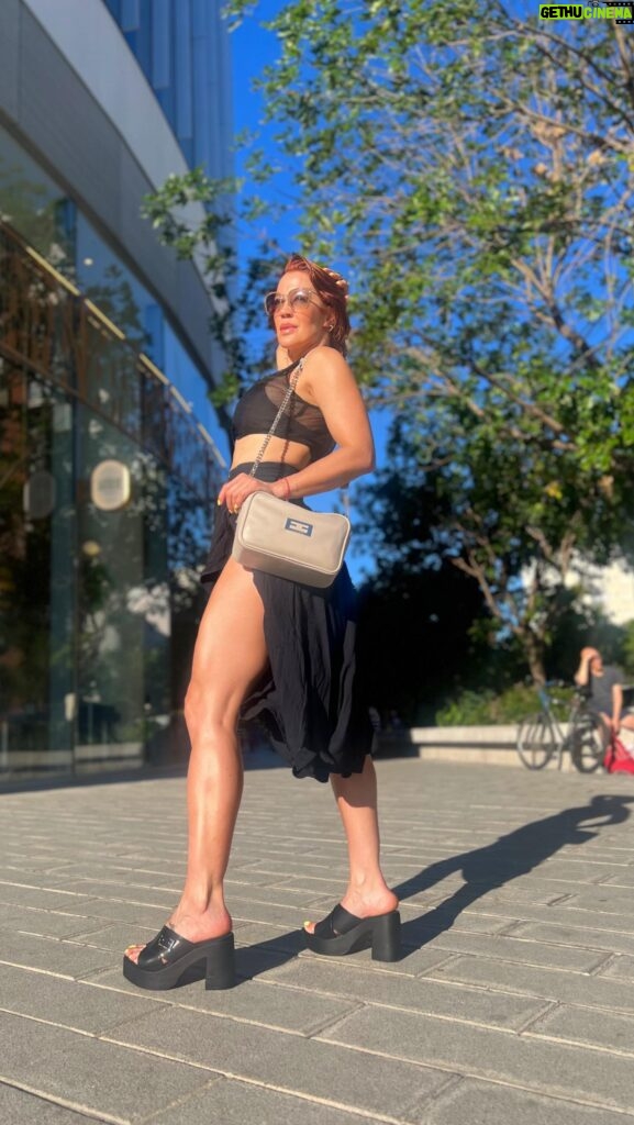 Miriam Lanzoni Instagram - De paseo por Buenos Aires.. @ferrarocalzados