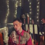 Miriam Rodríguez Instagram - echar de menos (duele) 🥀 desde casa gracias x todo el cariño q le estáis dando a esta canciónnnnnn no queda nada para vernos en el TTOUURRRRR (UN MES🫠) y cantarla a pleno pulmón juntxs🫂❤️‍🩹 camisiña de mi @laurasensesclothing ✨