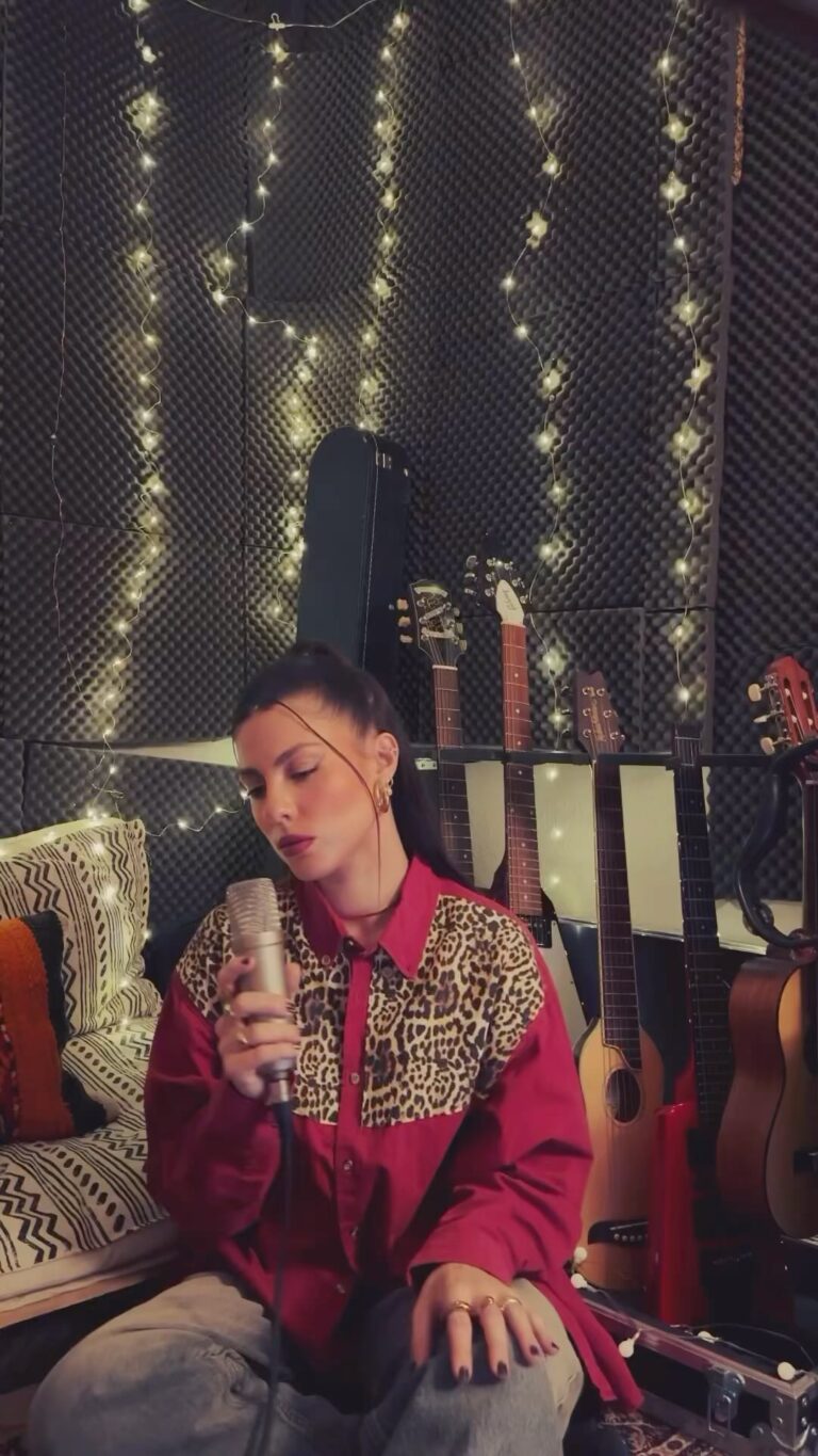 Miriam Rodríguez Instagram - echar de menos (duele) 🥀 desde casa gracias x todo el cariño q le estáis dando a esta canciónnnnnn no queda nada para vernos en el TTOUURRRRR (UN MES🫠) y cantarla a pleno pulmón juntxs🫂❤️‍🩹 camisiña de mi @laurasensesclothing ✨