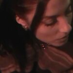 Miriam Rodríguez Instagram - echar de menos (duele) 🥀 Es salir de un lugar que nos indica con muchas señales distintas que “ahí no es”. Es el “te quiero, pero tengo que dejarte ir”. Es el último intento hasta el último momento. Es la valentía de soltarse por no desgastarse. Es la tristeza de querer y no poder quedarse. Es arrancar el último trozo de piel que quedaba colgando de la herida. Y abrazar la verdad en forma de despedida. gracias x el cariño y la acogida que le estáis dando a esta canción🫂❤️‍🩹🥹 gracias team y gracias a todas las personas que me rodean y forman parte de este trabajo x hacerlo posible, os quiero :) videolyriccc @migvlz y ayudantes de todo en la vida 🫶🏼 @javi.blazquez @josejuanvisiedo 🤜🏼💥🤛🏼 @francoislg_ 🎧🧑🏽‍💻🎶🎹 @felipegsound 🎚️🎛️ @miriamzambrano__ @chuspi79 @efren.rg 🫶🏼✨🤘🏼🎸@artistikproducciones 💎✨ joyitasss chulis de @almadiversajoyeria 🌊 jersey @antikbatik_paris @ehmoda #antikbatik ✨