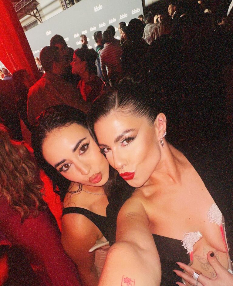 Miriam Rodríguez Instagram - fotitos de la noche de ayer 🖤 milgracias @dulceida por contar conmigo en esta noche tan especial para tí 🫶🏼🥹 y enhorabuena a tí porque eres una curranta y a todo el equipo @premiosidolo por todo el trabajo que hay detrás, te admiro profundamente y te mereces todo 🫂 ha sido un placerrrr compartir esta noche con gente chulísima y poder entregar premio junto a mi @violeta.ot2023 de podcast y música⭐️ os amooooooooo ❤️‍🔥❤️‍🔥❤️‍🔥❤️‍🔥❤️‍🔥❤️‍🔥❤️‍🔥 iré subiendo más fotosss chulis jejeje mis personas fav 🫶🏼 MUAH ❤️‍🔥 @lumuah x @yslbeauty #yslbeauty #makeuplook ✨ 👗 look @davidrivas___ 🖤✨@christopher_esber @yoox @lesilla foto 2 @prezmagazine ✨