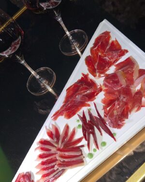 Miriam Saavedra Instagram - Solo Aquellos que cruzan un océano sabrán esto ; Emigrar la escencia de valentía , coraje , supervivencia y adaptación , una Peruana  más que ama tanto este país que me acogió me vio  caer levantarme , reír llorar , tener miedos , y ser feliz , muy feliz , crecer , madurar , aprender !!!! Gratitud , tanta gratitud 🙏🏼 pasión  y locura !! por que El amor a una patria no conoce fronteras ajenas 🫶Españolita ❤️