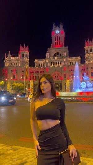 Miriam Saavedra Instagram - Tal ve llore, tal vez reí, yo solo sé que siempre fui feliz, a mi manera 🇪🇸 también tenéis un país favorito en el mundo que os adopto ? 😍 olé 💃👯‍♀️