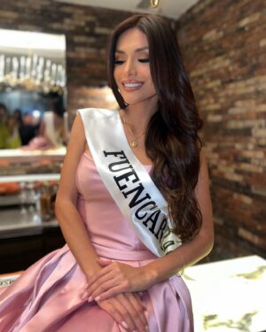 Miriam Saavedra Instagram - Agradecida y memorando este bello momento de la mano de la organización @nuestrabellezaespana.madrid, Rumbo al miss universo Madrid - España !!! que con tanta dedicación y entusiasmo hicieron de este día un hermoso momento inolvidable, así pues su entrega de bandas, me tocó al alzar y elección de suerte el barrio de Fuencarral, barrio donde mucho sabeis he crecido, madurado,parte de mi vida,mi juventud, donde precisamente se encuentran las instalaciones de  @telecincoes así también deseo agradecer a cada una de las personas que me vienen acompañando en esta nueva aventura que la recibo con muchísima ilusión, empeño, como cada uno de mis proyectos !  Principalmente a mis directores de la organización @marthinmontero @miguelgomezr_ 🙌🏻 
Y amigos cercanos que estimo mucho @alexisdiazhair @aaronmespi @nhemadrid  Por estar presente en este día especial 💫

Muchísimas gracias también a todas las personas que me brindan su poyo incondicional!! Os quiero 🤍🤍 

Dress : @deiver_luengo 💫

Banda: @jarulmercedesatelier 💫

Evento/ organización: @matchpointevents @ramses_madrid
